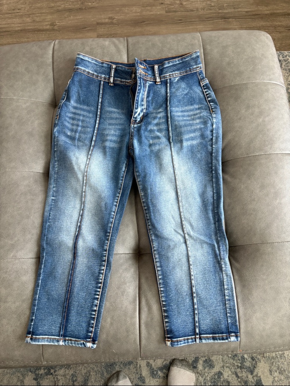 Women’s rose wear Blue Washed Denim capris Size M